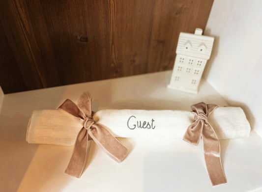 3 in 1 Christmas Cracker Name Place Setting & Napkin - 'Guest'